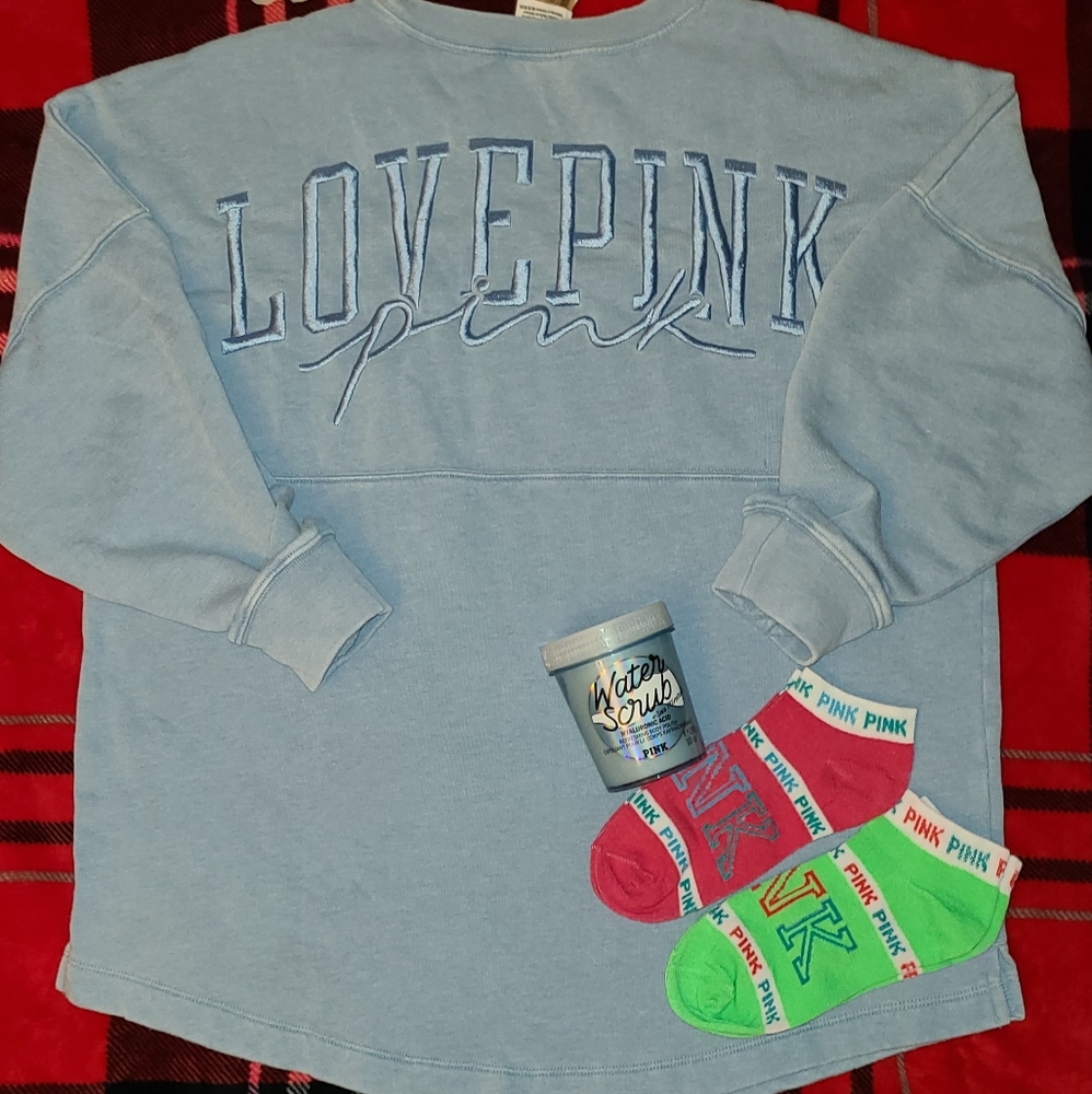 💙NWT💙 Varsity Crew, Body Scrub, Socks!